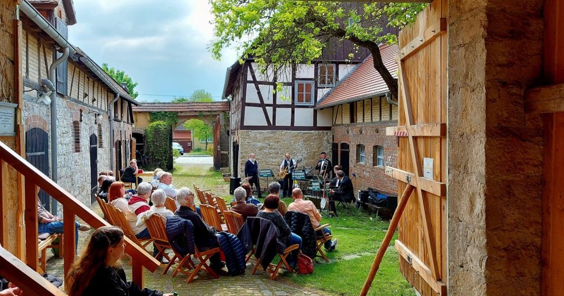 Ein Konzert mit der Band Paternoster im Innenhof des Eulensteinschen Hofs