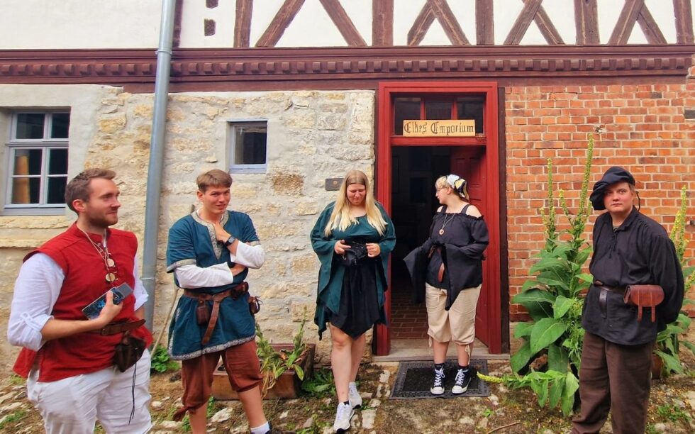 fünf verkleidete Personen